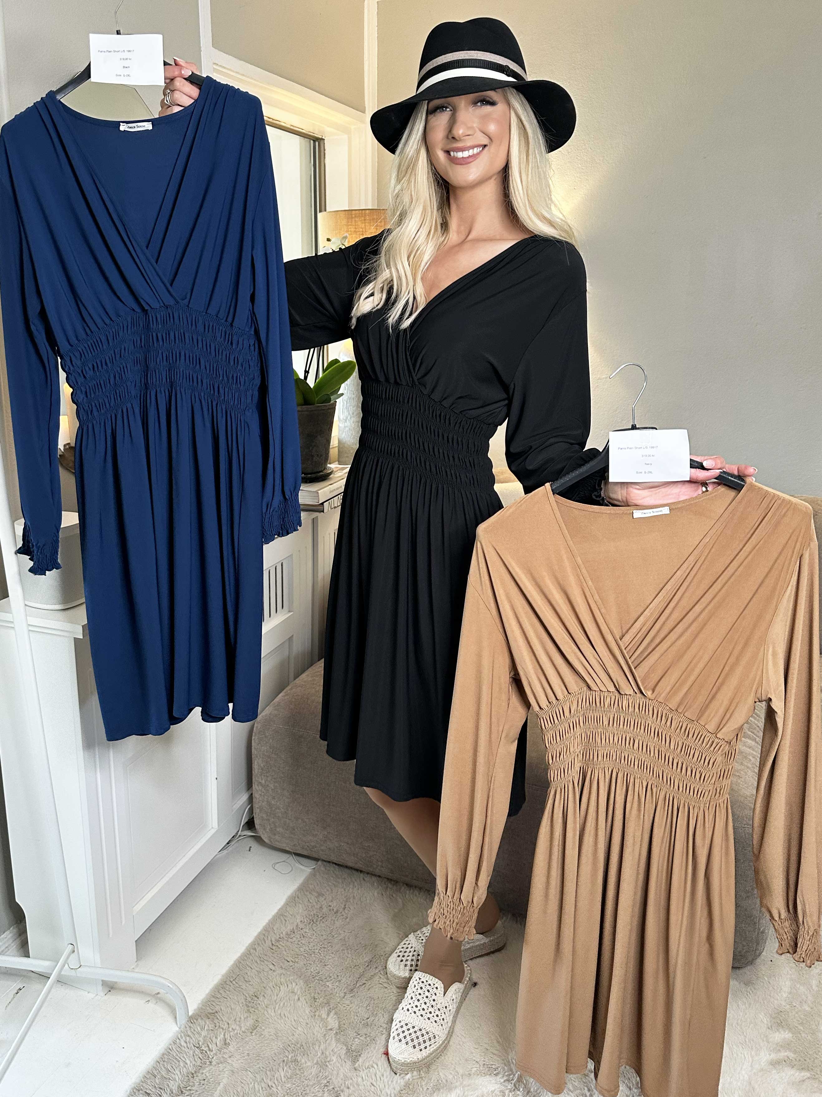 Pams Plain Short L/S - Elastisk kort klänning med smock och långa ärmar